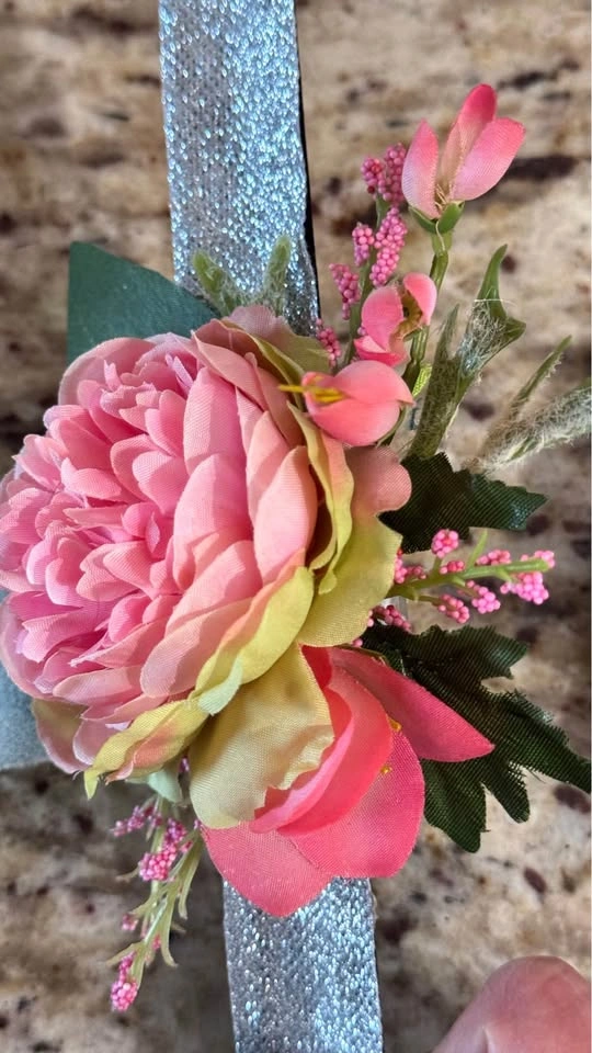 GRADUATION! Wristlet & Boutonniere in pink and soft green - photo 4