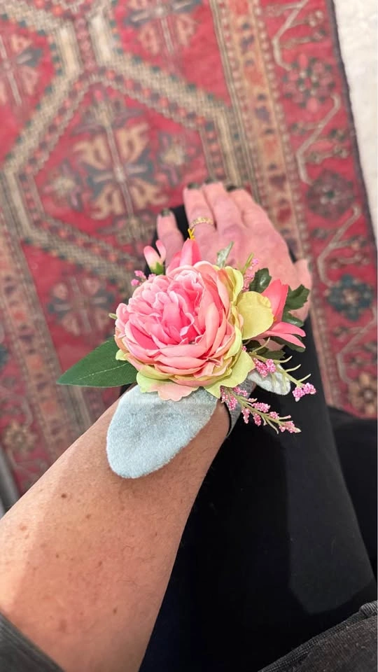 GRADUATION! Wristlet & Boutonniere in pink and soft green - photo 5