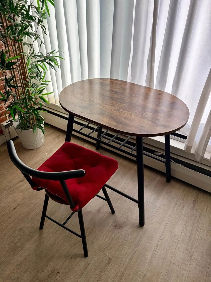 Small Desk / Table and Chair - Good Condition - photo 4
