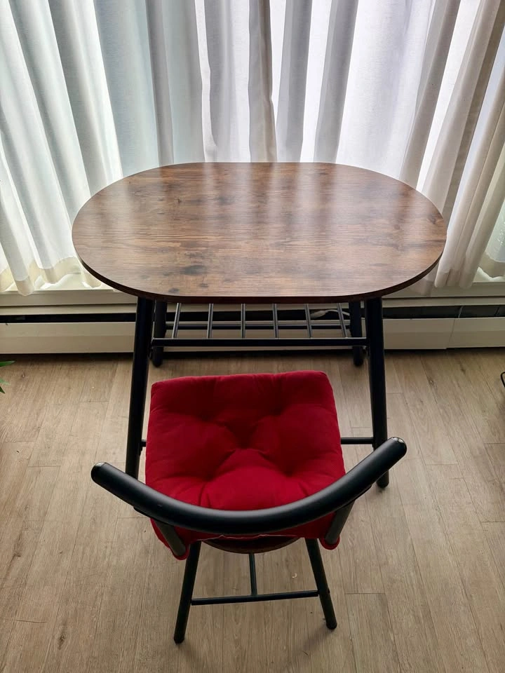 Small Desk / Table and Chair - Good Condition - photo 5