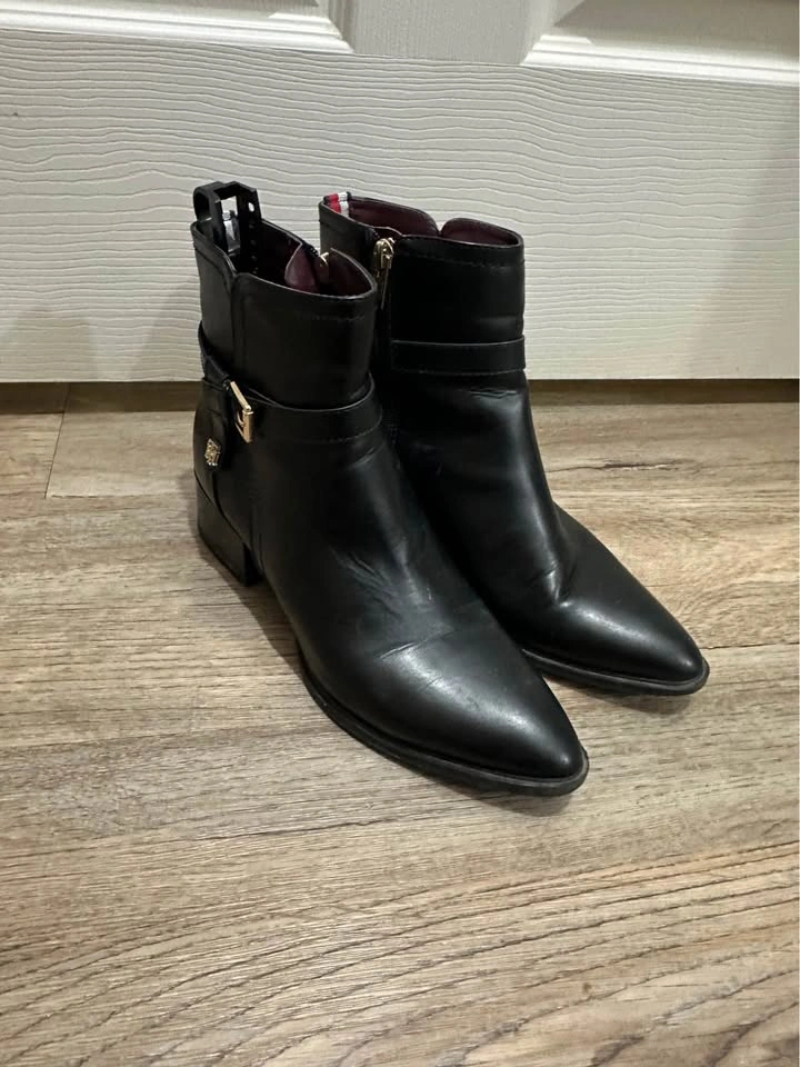 Tommy Hilfiger Black Pointed Toe Ankle Boots 8.5 - photo 2