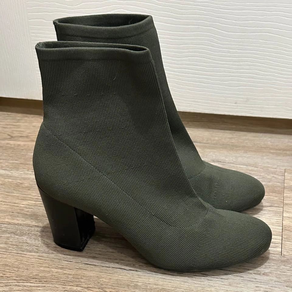Christian Siriano Black Ankle Boots Size 8 & Green Sock Boots - photo 5