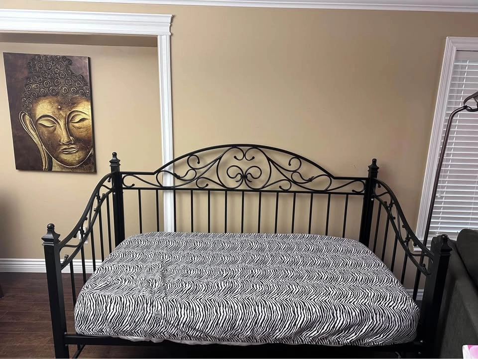 Ashley Furniture Day Bed - photo 2