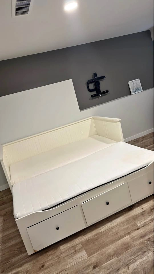 Ikea Hemnes Daybed with Drawers & 2 Mattresses
