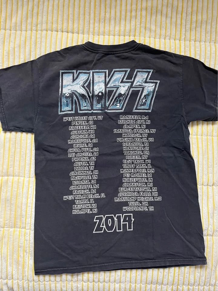 T-Shirts & Sweaters - photo 2