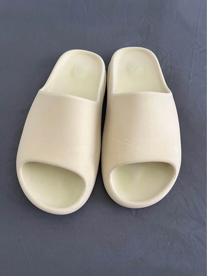 Yeezy Slides Bone by Adidas Size 11 - photo 4