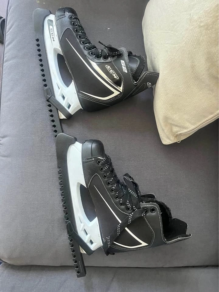 CCM 52 Ice Skates - Mens Size 7
