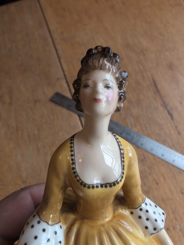 Royal Doulton Figurine Coralie HN 2307 - photo 2