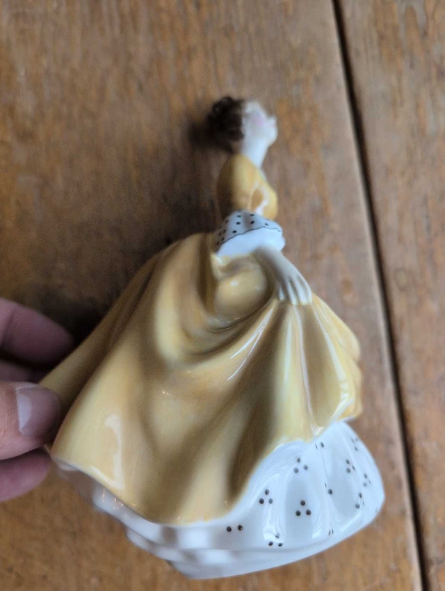 Royal Doulton Figurine Coralie HN 2307 - photo 4