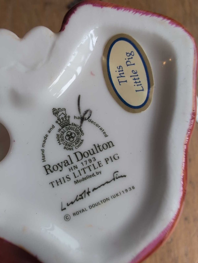 Royal Doulton Figurine This Little Pig HN 1793 - photo 3