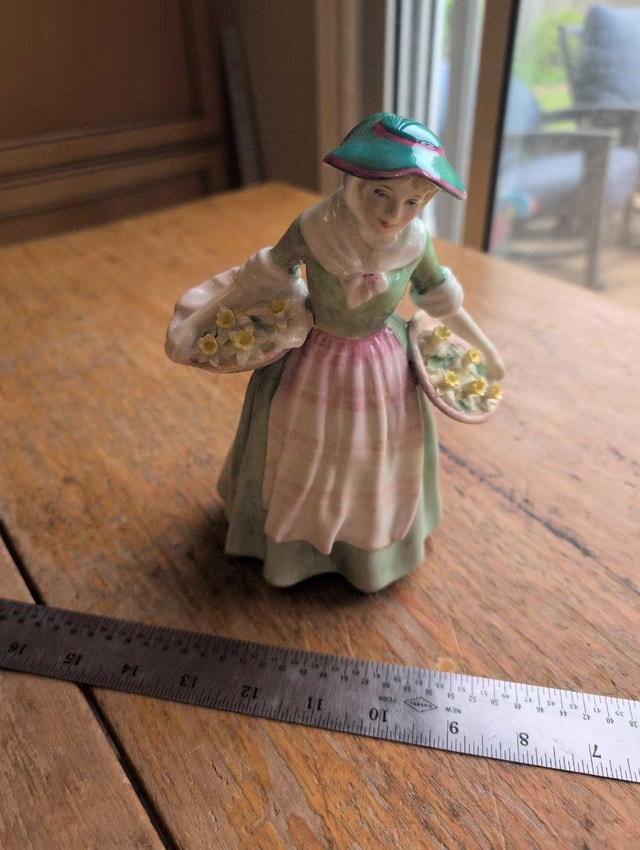Royal Doulton Figurine Daffy Down Dilly HN 1712