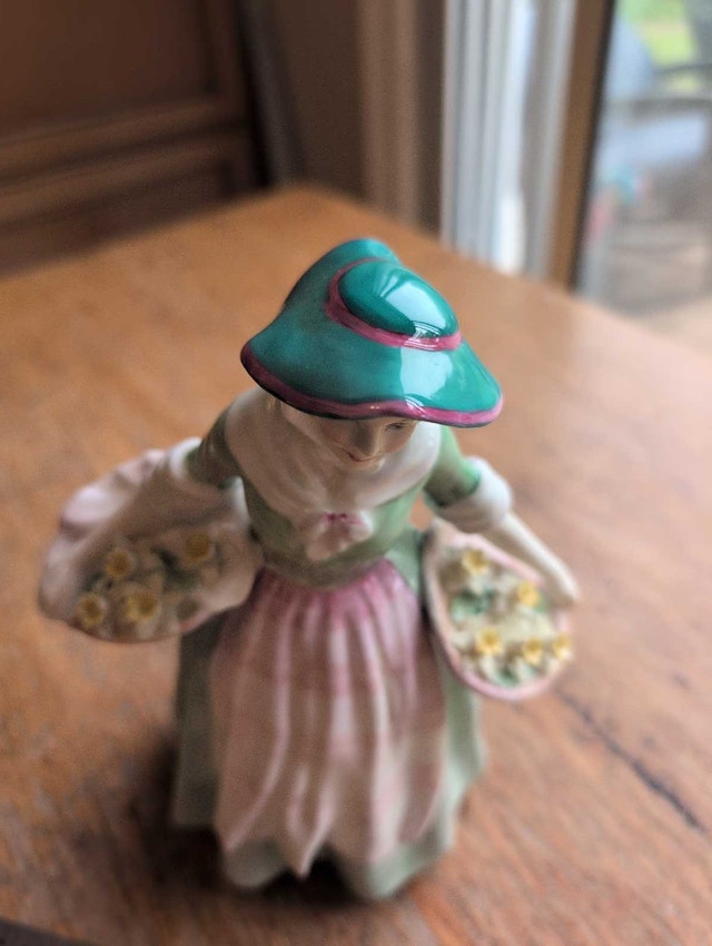 Royal Doulton Figurine Daffy Down Dilly HN 1712 - photo 2