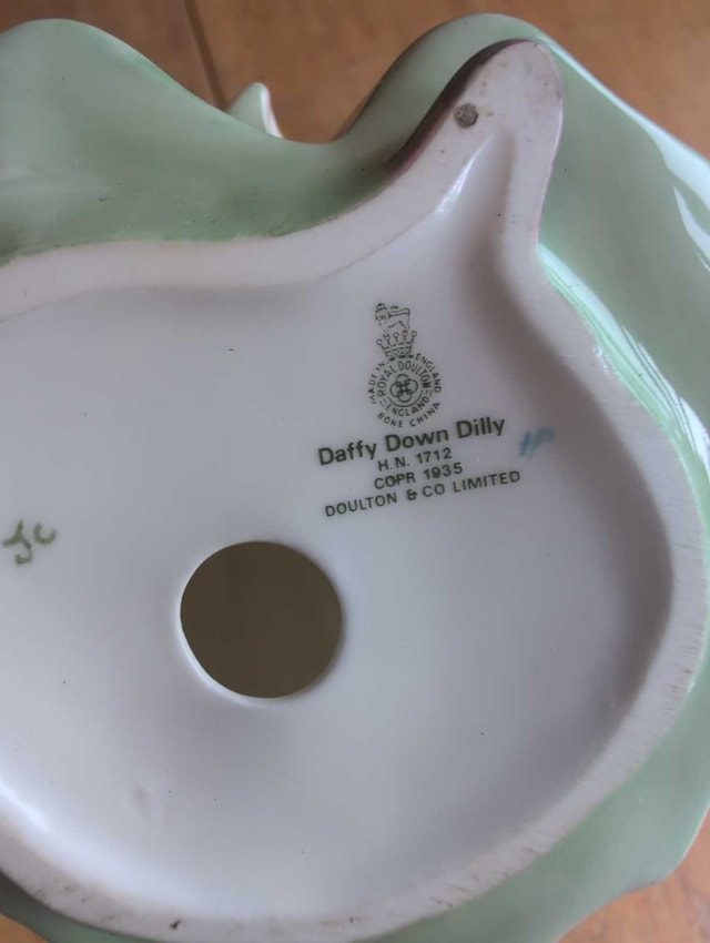Royal Doulton Figurine Daffy Down Dilly HN 1712 - photo 3
