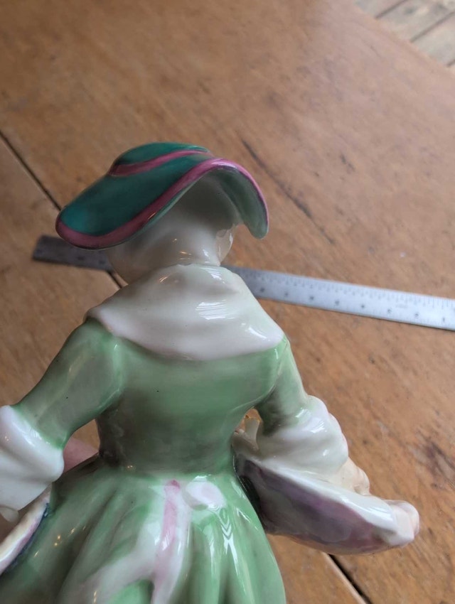 Royal Doulton Figurine Daffy Down Dilly HN 1712 - photo 5