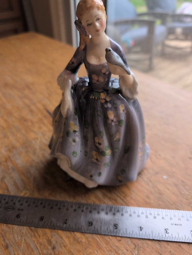 Royal Doulton Figurine Nicola HN 2839