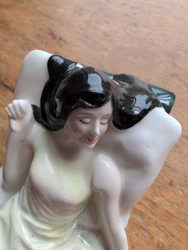 Royal Doulton Sleeping Beauty Figurine (1987) - photo 2