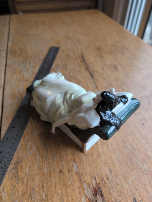 Royal Doulton Sleeping Beauty Figurine (1987) - photo 4