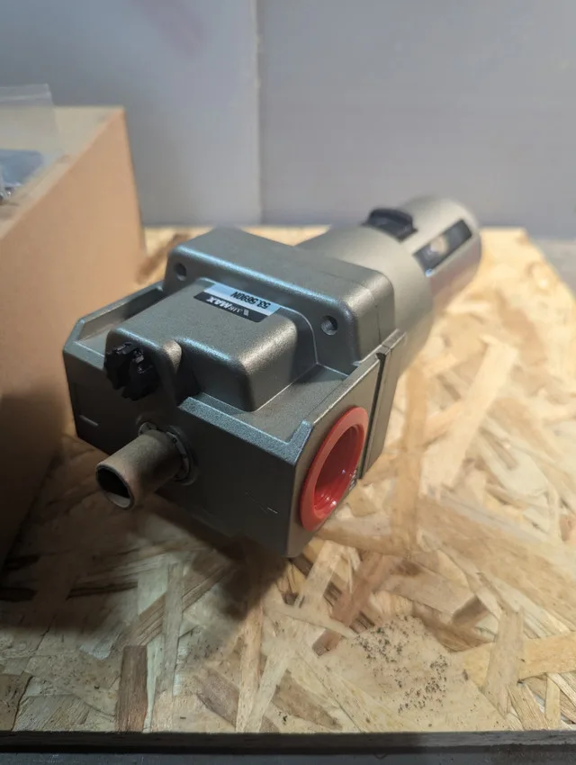 AIRMAX lubricator poly bowl 1" (F) NPT 210 SCFM (new in box) thumbnail