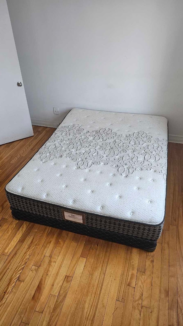 Sealy Mattress + Box Spring - Very Good Condition - photo 2