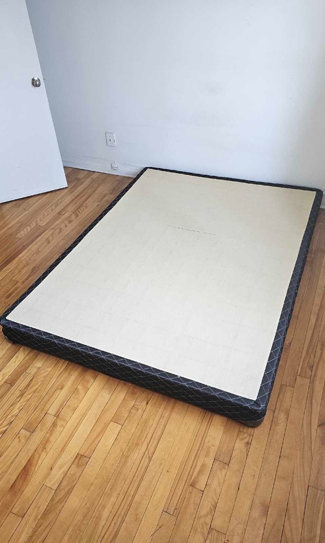 Sealy Mattress + Box Spring - Very Good Condition - photo 4