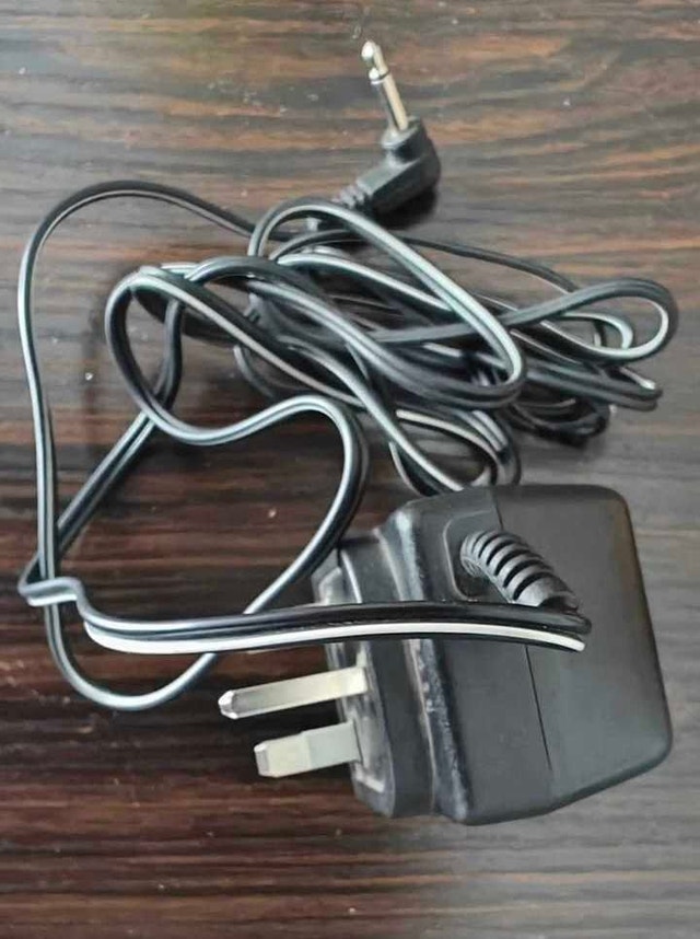 Hitachi KH-130 Power Adapter (220V, 3W) - photo 2
