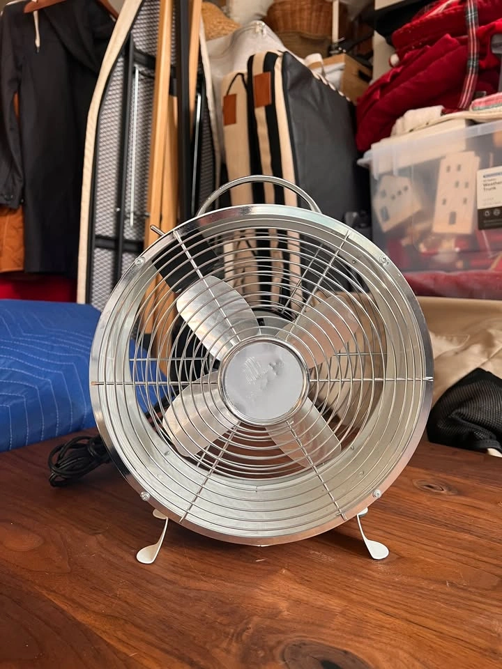 Vintage White Metal Table Fan - 10" Diameter - photo 2