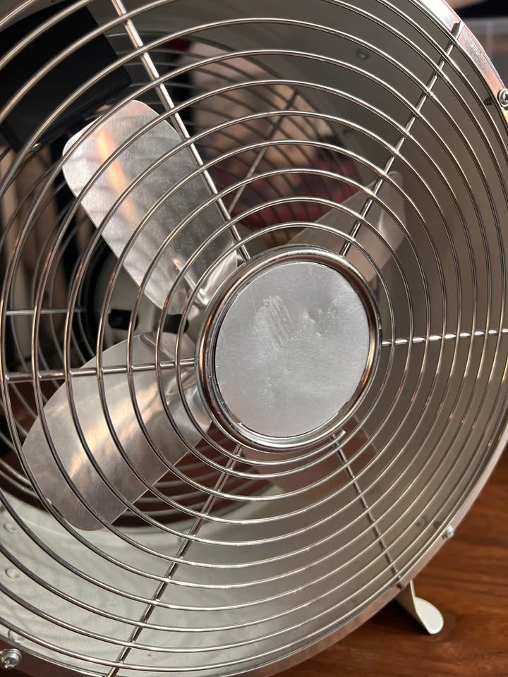 Vintage White Metal Table Fan - 10" Diameter - photo 3