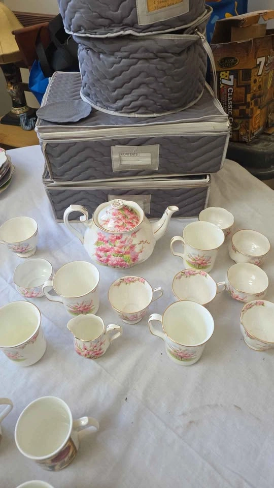 Royal Albert Blossom Time Bone China Set – 40 Pieces – England - photo 2
