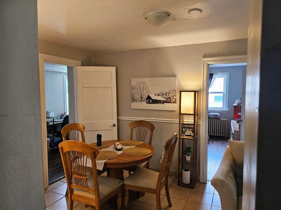 3 Beds 1 Bath Apartment - photo 2