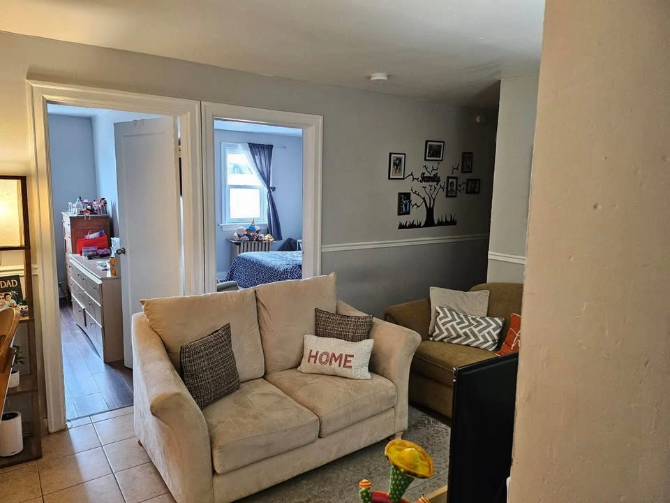 3 Beds 1 Bath Apartment - photo 3