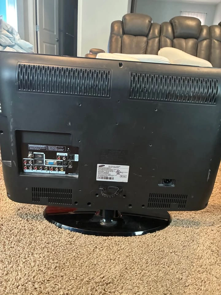 Samsung TV 26in - photo 2