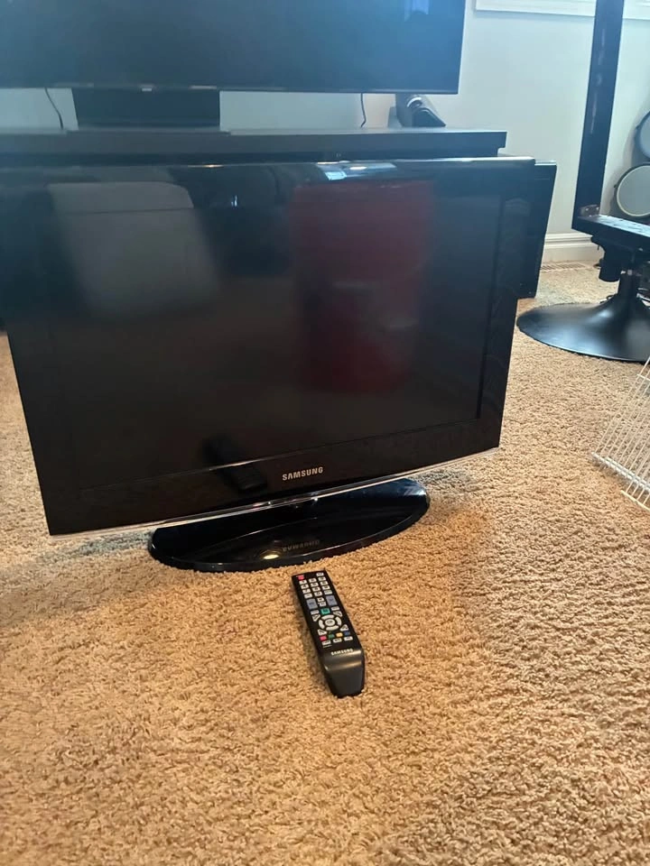 Samsung TV 26in - photo 3