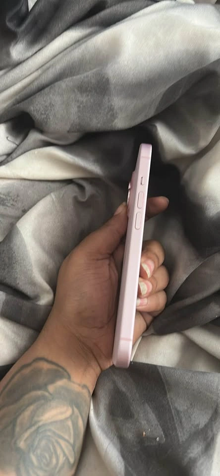 Unlocked Pink iPhone 15 128GB for Sale! - photo 4