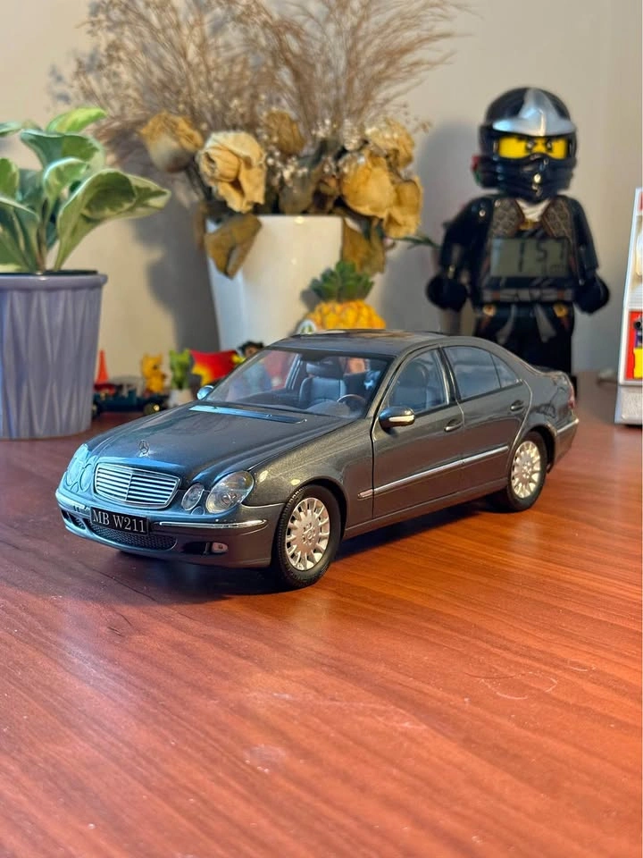 SUPER RARE Kyosho Mercedes-Benz E-Class W211 1:18 Scale Diecast