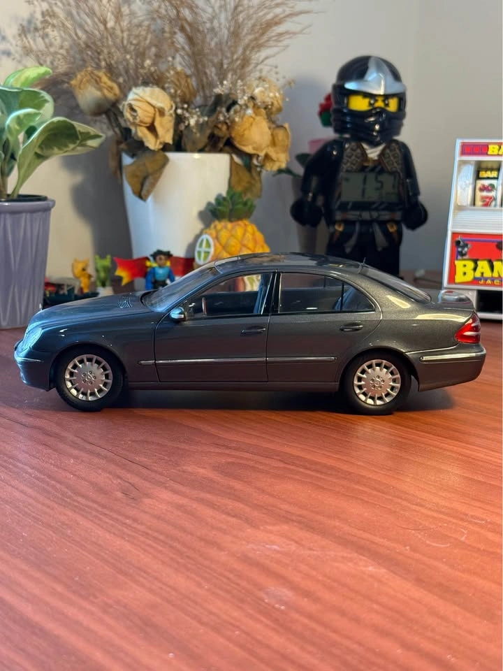 SUPER RARE Kyosho Mercedes-Benz E-Class W211 1:18 Scale Diecast - photo 2