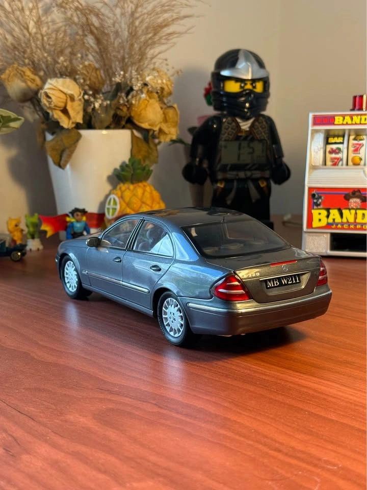 SUPER RARE Kyosho Mercedes-Benz E-Class W211 1:18 Scale Diecast - photo 3