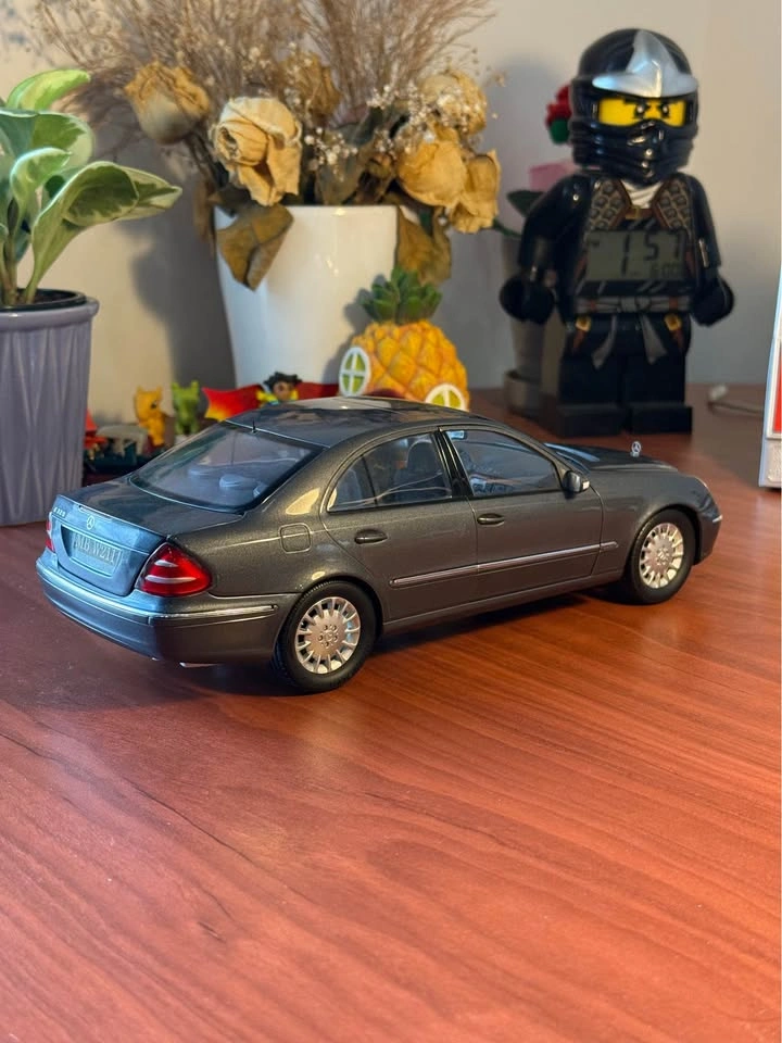 SUPER RARE Kyosho Mercedes-Benz E-Class W211 1:18 Scale Diecast - photo 4