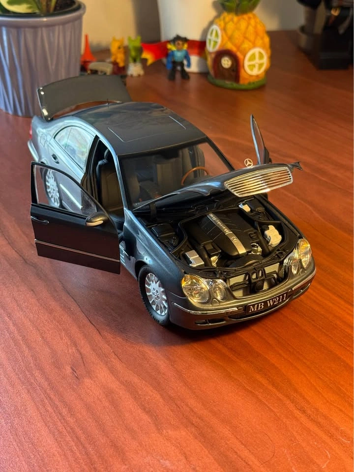 SUPER RARE Kyosho Mercedes-Benz E-Class W211 1:18 Scale Diecast - photo 5