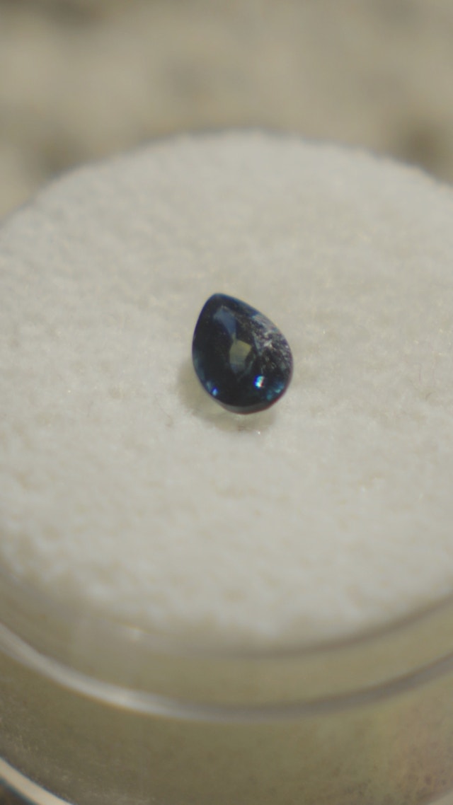 0.65ct Pear Cut Royal Blue Sapphire - photo 2