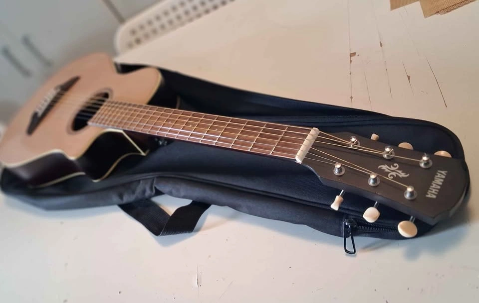 Yamaha Acoustic/Electric Travelers Guitar with Gig Bag - photo 2