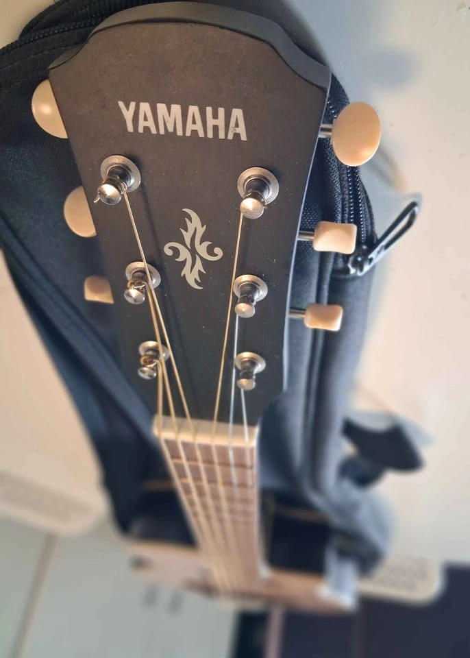 Yamaha Acoustic/Electric Travelers Guitar with Gig Bag - photo 3