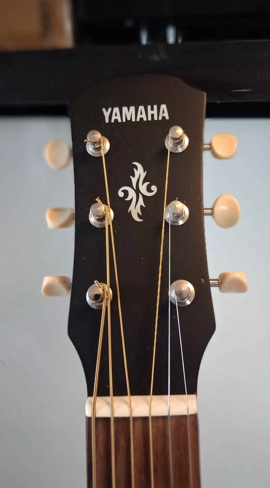 Yamaha Acoustic/Electric Travelers Guitar with Gig Bag - photo 4