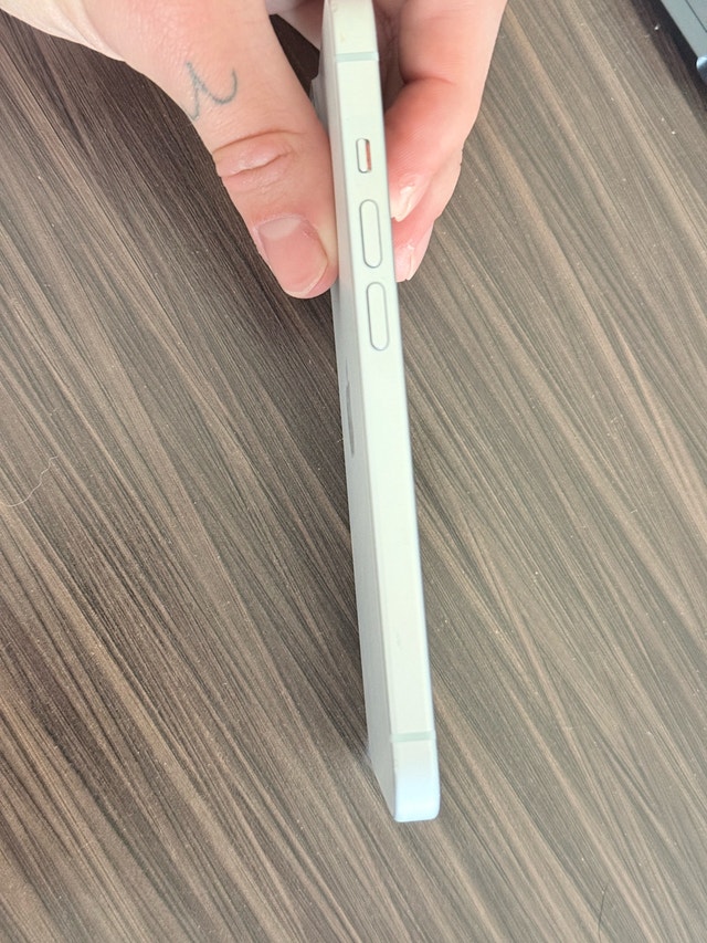 iPhone 15 / carrier blacklisted in US / parts or wifi use only - photo 3