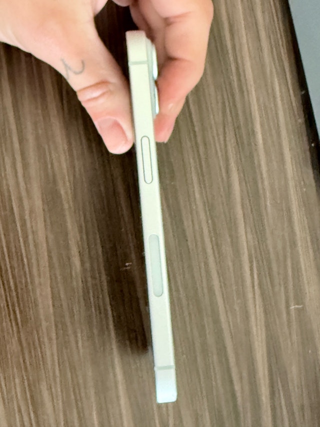 iPhone 15 / carrier blacklisted in US / parts or wifi use only - photo 4