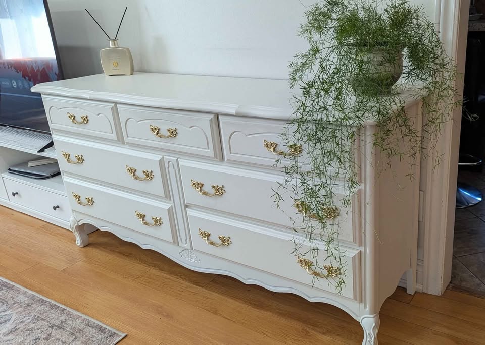 Stunning French Provincial Refinished Dresser. Can Deliver - photo 3