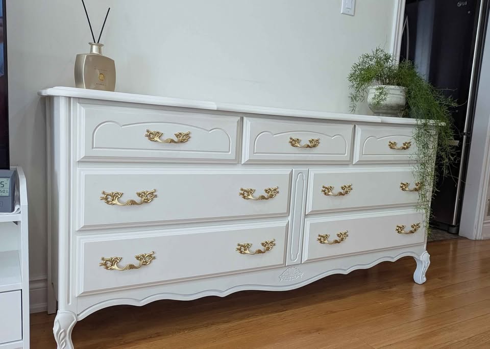 Stunning French Provincial Refinished Dresser. Can Deliver - photo 4