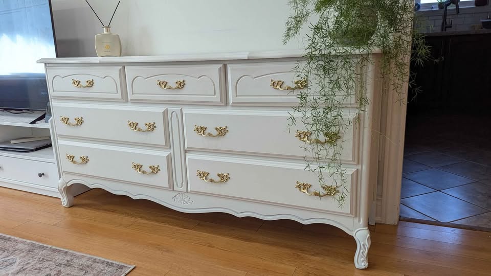 Stunning French Provincial Refinished Dresser. Can Deliver - photo 5