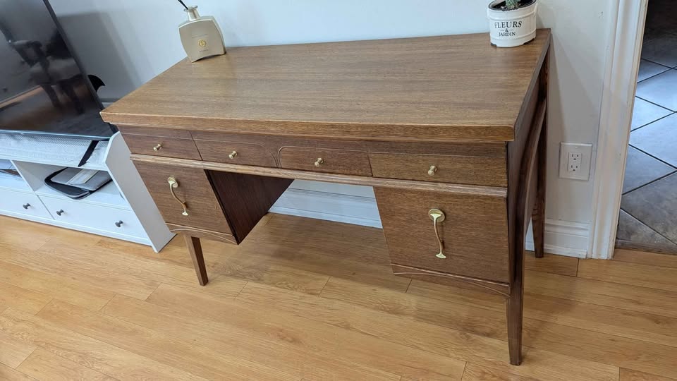 RARE MCM DESK-Excellent Condition. Can Deliver. - photo 2
