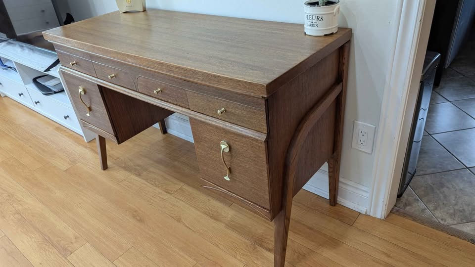 RARE MCM DESK-Excellent Condition. Can Deliver. - photo 3