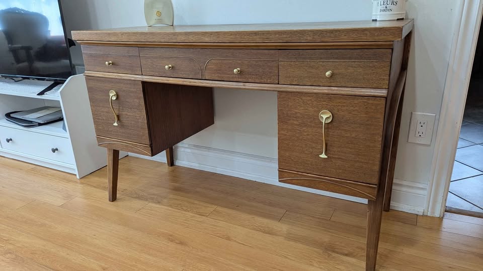 RARE MCM DESK-Excellent Condition. Can Deliver. - photo 4